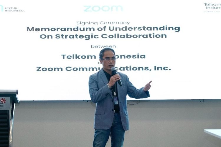 Direktur Group Business Development Telkom Honesti Basyir saat memberikan sambutan pada acara seremoni penandatanganan MoU antara PT Telkom Indonesia (Persero) Tbk (Telkom) dan Zoom Communications, Inc. (Zoom) yang berlangsung di Telkom Landmark Tower (TLT) Jakarta.