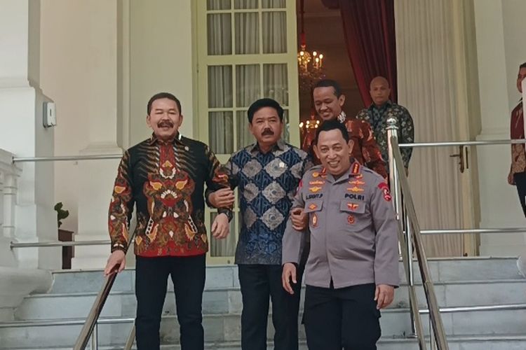 Momen Menko Polhukam Hadi Tjahjanto menggandeng tangan Kapolri Jenderal Listyo Sigit Prabowo dan Jaksa Agung ST Burhanuddin di tangga belakang Istana Negara, Jakarta, Senin (27/5/2024).