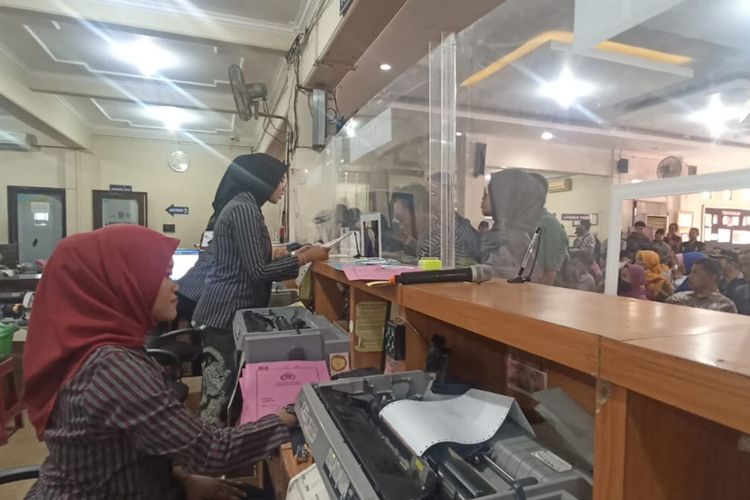 Memperingati Hari Kartini, petugas di Samsat Jombang, Jawa Timur, mengenakan pakaian adat saat melaksanakan tugas menangani permintaan layanan pajak kendaraan, Senin (21/4/2025).