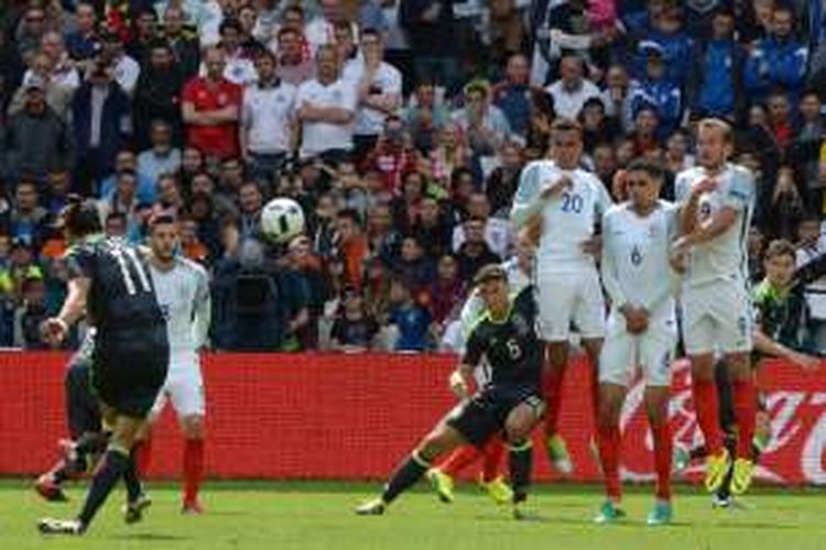 Pemain sayap Wales, Gareth Bale (11), menciptakan gol tendangan bebas ke gawang Inggris pada partai Piala Eropa Grup B di Stadion Bollaert-Delelis, 16 Juni 2016.