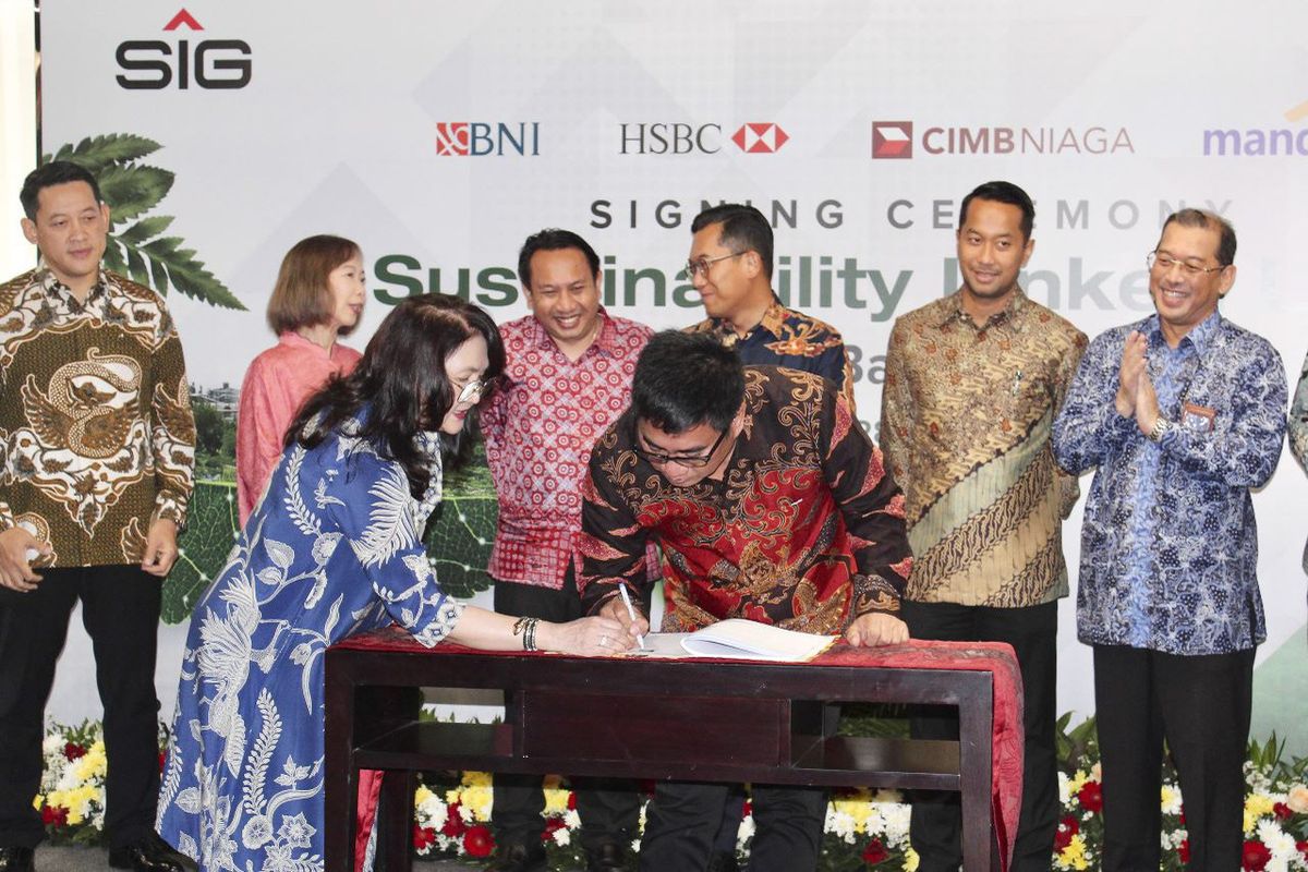 Direktur Utama PT Semen Baturaja Tbk Daconi Khotob, saat menandatangani Perjanjian Kredit Sindikasi Sustainability Linked Loan (SLL) di Jakarta, Selasa (28/3/2023).