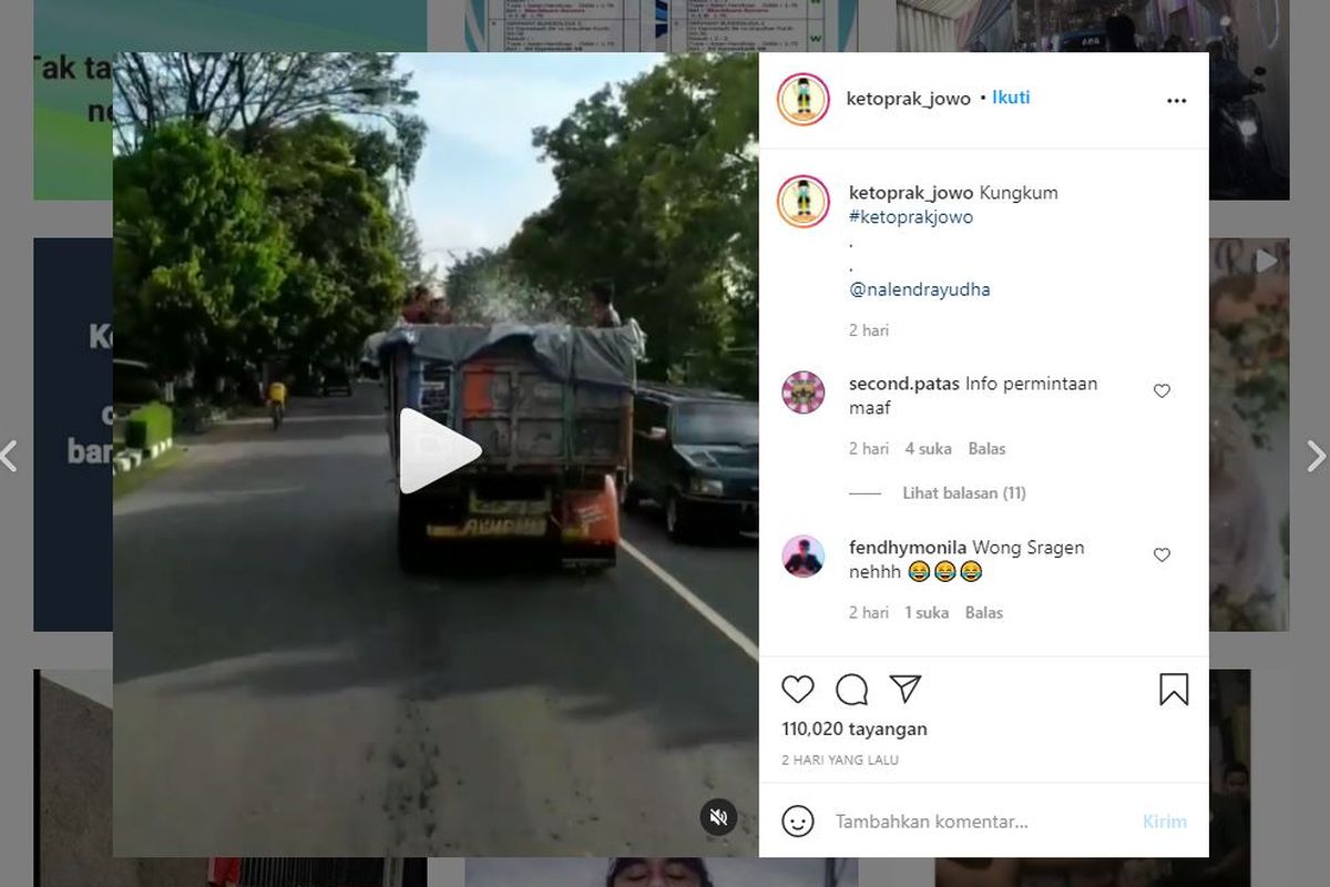 Sjumlah orang menjadikan truk sebagai kolam renang berjalan yang mebahayakan.