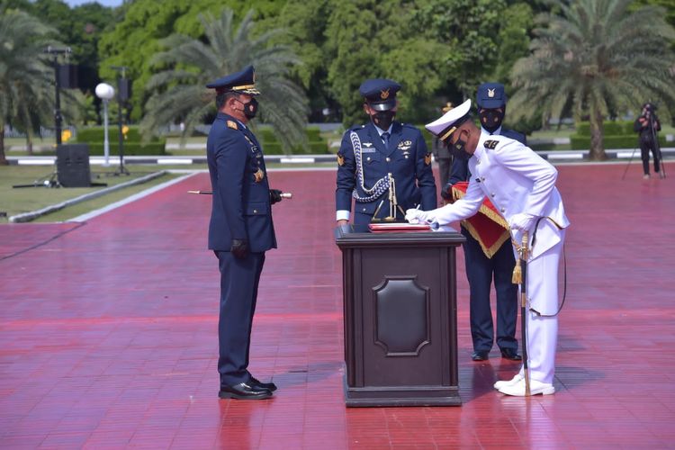 Panglima TNI Marsekal Hadi Tjahjanto saat melantik 122 Perwira Prajurit Karier (khusus tenaga kesehatan) di Plaza Mabes TNI, Cilangkap, Jakarta Timur, Jumat (12/11/2021).