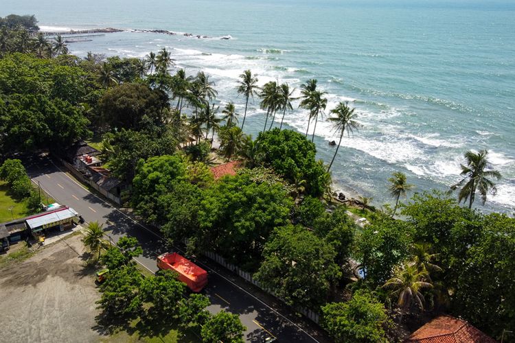 Pantai Karang Bolong di Anyer, Serang, Banten