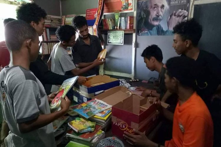 Remaja setempat di sela pemberian buku untuk Rumah Baca Barakate, Komunitas Hikayat Tanah Hitu, di Desa Hitu Mesing, Kecamatan Leihitu, Kabupaten Maluku Tengah, Minggu, (30/5/2017).