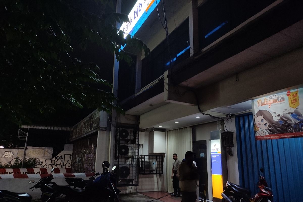 Suasana Bank Jawa Barat (BJB) di Jalan Fatmawati, Cilandak, Jakarta Selatan, usai sempat terjadi percobaan perampokan, Selasa (5/4/2022)