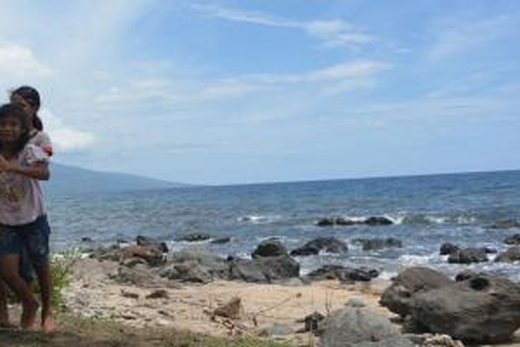 Anak-anak sedang berwisata di pantai pasir putih, Kabupaten Manggarai Timur, Nusa Tenggara Timur.