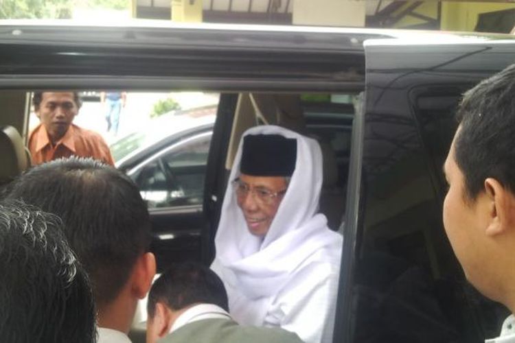 Mantan Ketua Umum PBNU KH Hasyim Muzadi saat dibawa pulang dari Rumah Sakit Lavalette Kota Malang, Selasa (17/1/2017) (Foto dari Putranya, Abdul Hakim)