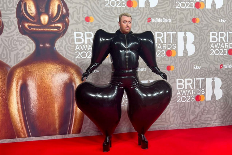 Sam Smith mengenakan busana lateks serba hitam yang dramatis saat menghadiri Brit Awards