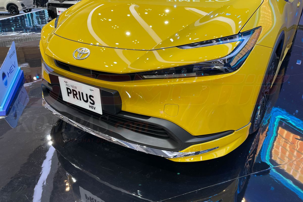 Faschia Depan All New Prius HEV (Hybrid Electric Vehicle)