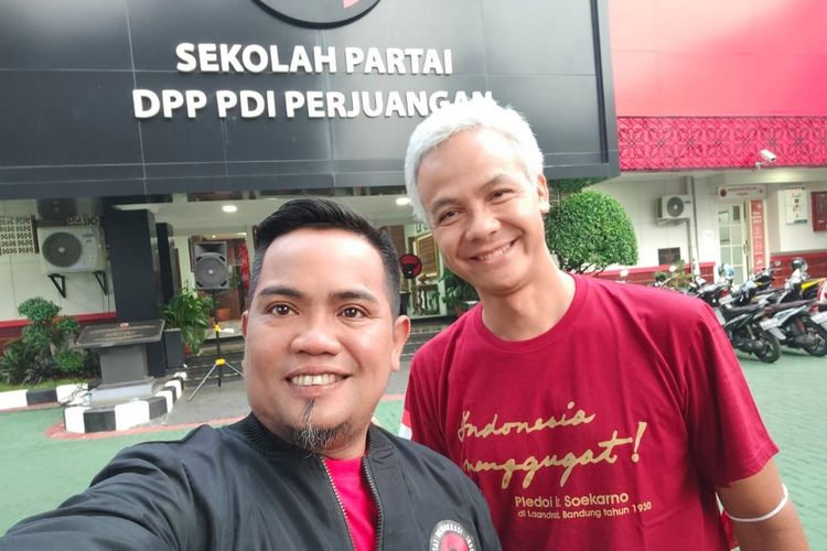 Ketua DPD PDI-P Riau, Zukri Misran foto bersama dengan Ganjar Pranowo beberapa waktu lalu.