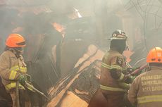 Sudah 12 Jam Lebih, Api di Pabrik Triplek Bandung Belum Padam, Petugas Mengaku Kesulitan