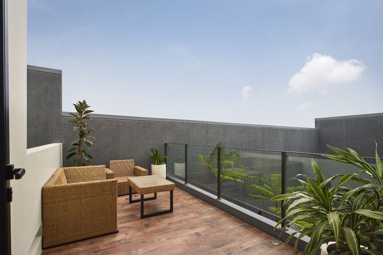 Anggapati Residence dilengkapi dengan balkon yang menghadap langsung ke area taman dan kolam renang sehingga penghuni leluasa mendapat udara segar.