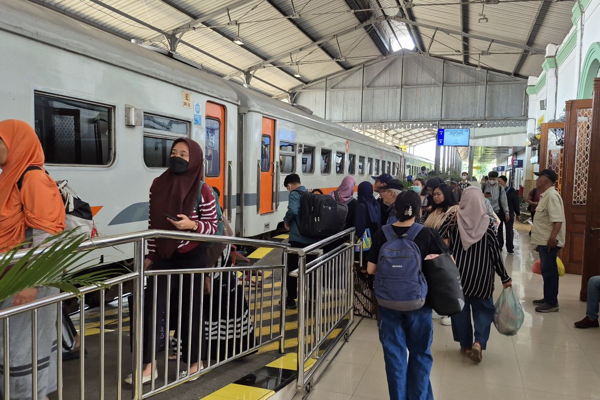 Nampak penumpang di Stasiun Madiun hendak naik Kereta Api Kahuripan tujuan Kiaracondong, Kamis (13/3/2025). Kereta Api Kahuripan menjadi salah satu kereta ekonomi bersubsidi yang diminati banyak penumpang lantaran bertarif murah. 