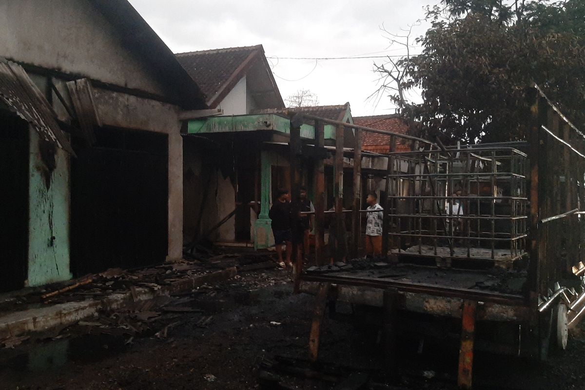 Kondisi truk yang hangus terbakar di Lumajang, Jumat (9/8/2024) subuh. Kebakaran truk ini pun ikut menghanguskan teras dua rumah warga.