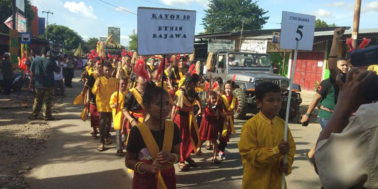 Pawai Paskah oleh Jemaat Gereja Benyamin Oebufu, Kota Kupang, Nusa Tenggara Timur (NTT), dengan menggunakan busana adat, Minggu (1/4/2018).