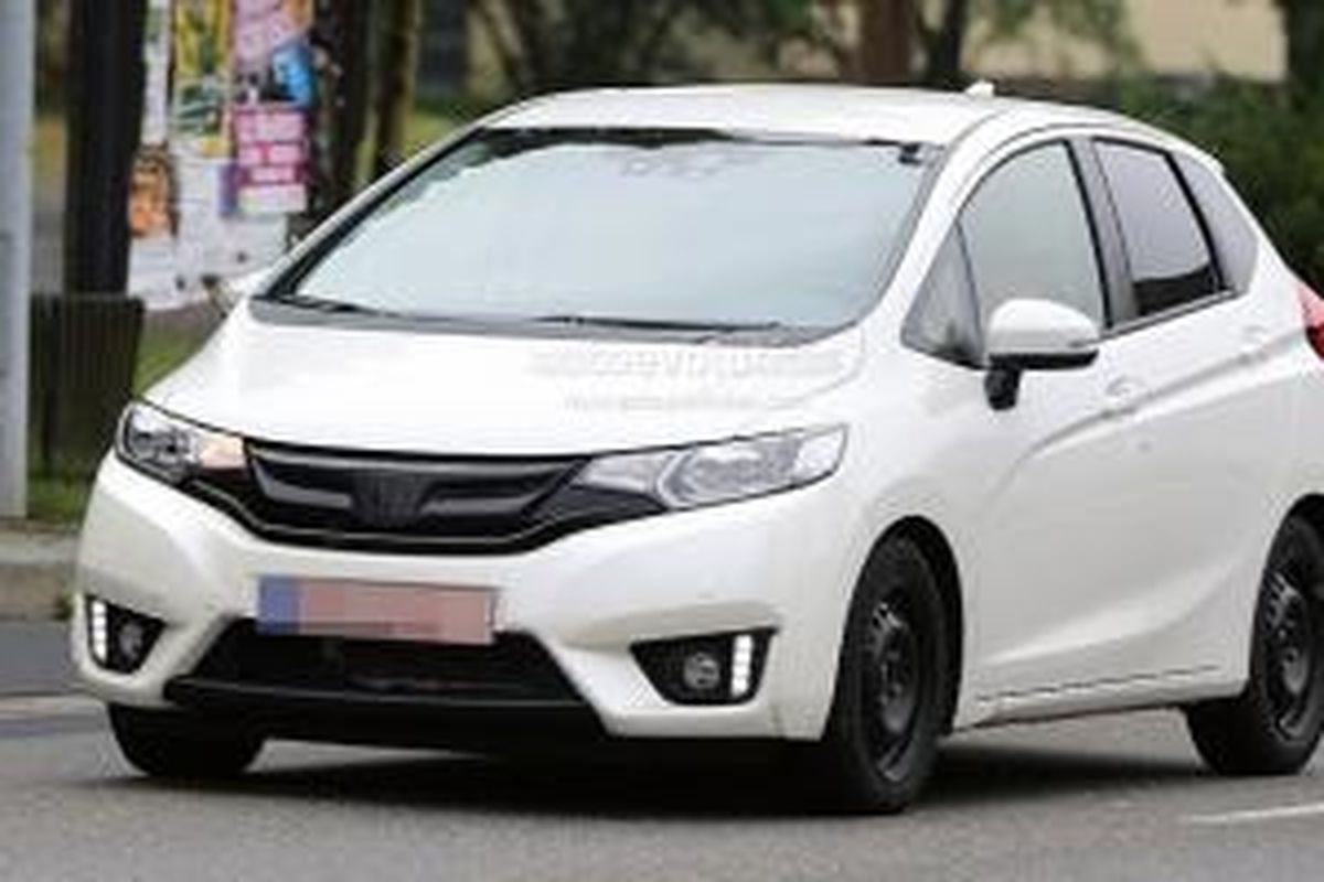 Honda All-New Jazz versi Eropa terjepret kamera sedang diuji tanpa kamuflase.