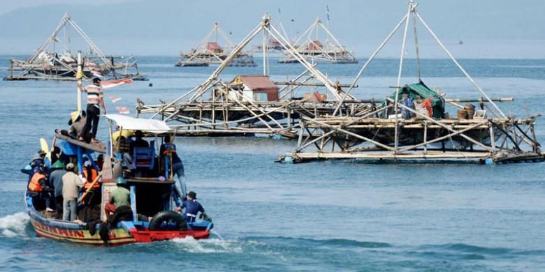 Nelayan melintasi deretan bagan yang tersebar di perairan Pelabuhan Ratu, Kabupaten Sukabumi, Jawa Barat, Senin (7/12/2015). Bagan menjadi salah satu alat tangkap ikan para nelayan yang menggunakan bantuan cahaya lampu pada malam hari untuk menarik perhatian ikan agar berkumpul di dekat jaring.  