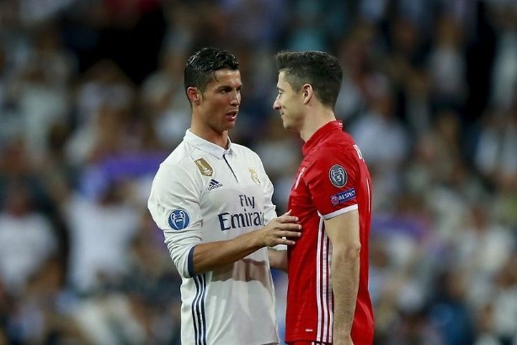 Cristiano Ronaldo dan Robert Lewandowski dalam laga Real Madrid vs Bayern Muenchen pada leg kedua perempat final Liga Champions 2016-2017 di Stadion Santiago Bernabeu, 18 April 2017.