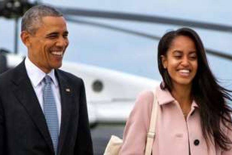 Malia Obama bersama sang ayah.  