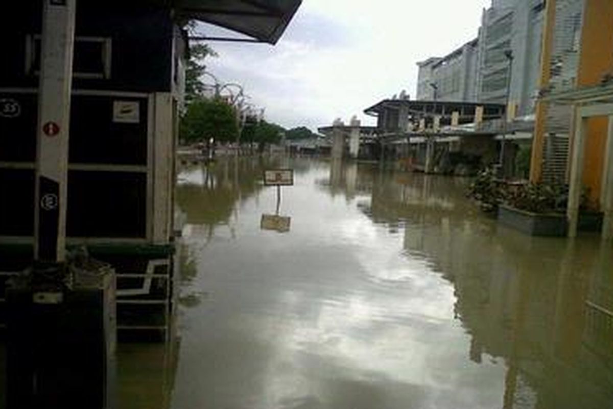 Banjir masih merendam area parkir dan lantai dasar pusat perbelanjaan Mega Bekasi Hypermall, Kota Bekasi, Jawa Barat, Minggu (20/1/2013). Banjir sejak empat hari lalu memaksa pengelola menutup operasional. Pusat perbelanjaan terbesar di Kota Bekasi itu akan dibuka lagi jika banjir benar-benar sudah surut.  