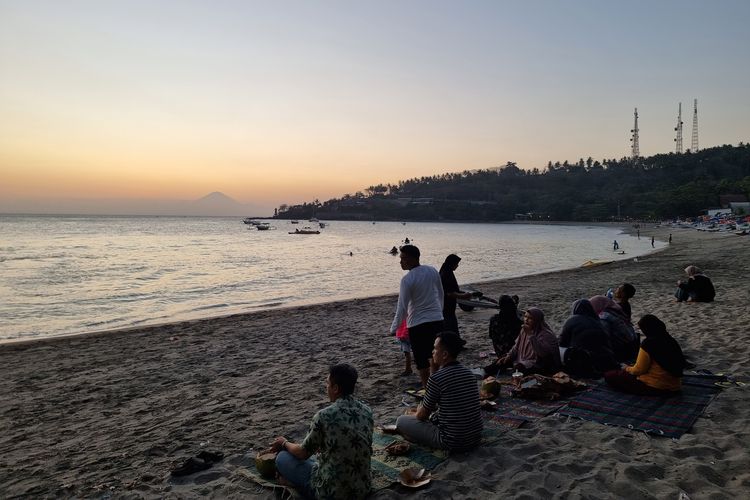 Wisatawan menikmati panorama Pantai Senggigi Lombok.