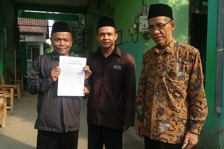 Kepala SMK NU 03 Kaliwungu Kendal saat memberi surat klarifikasi. 