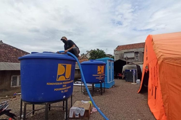 Kementerian Pekerjaan Umum dan Perumahan Rakyat (PUPR) mengirimkan bantuan prasarana sanitasi dan air bersih untuk membantu para pengungsi gempa Cianjur, Jawa Barat selama masa darurat pada Kamis (1/12/2022).
