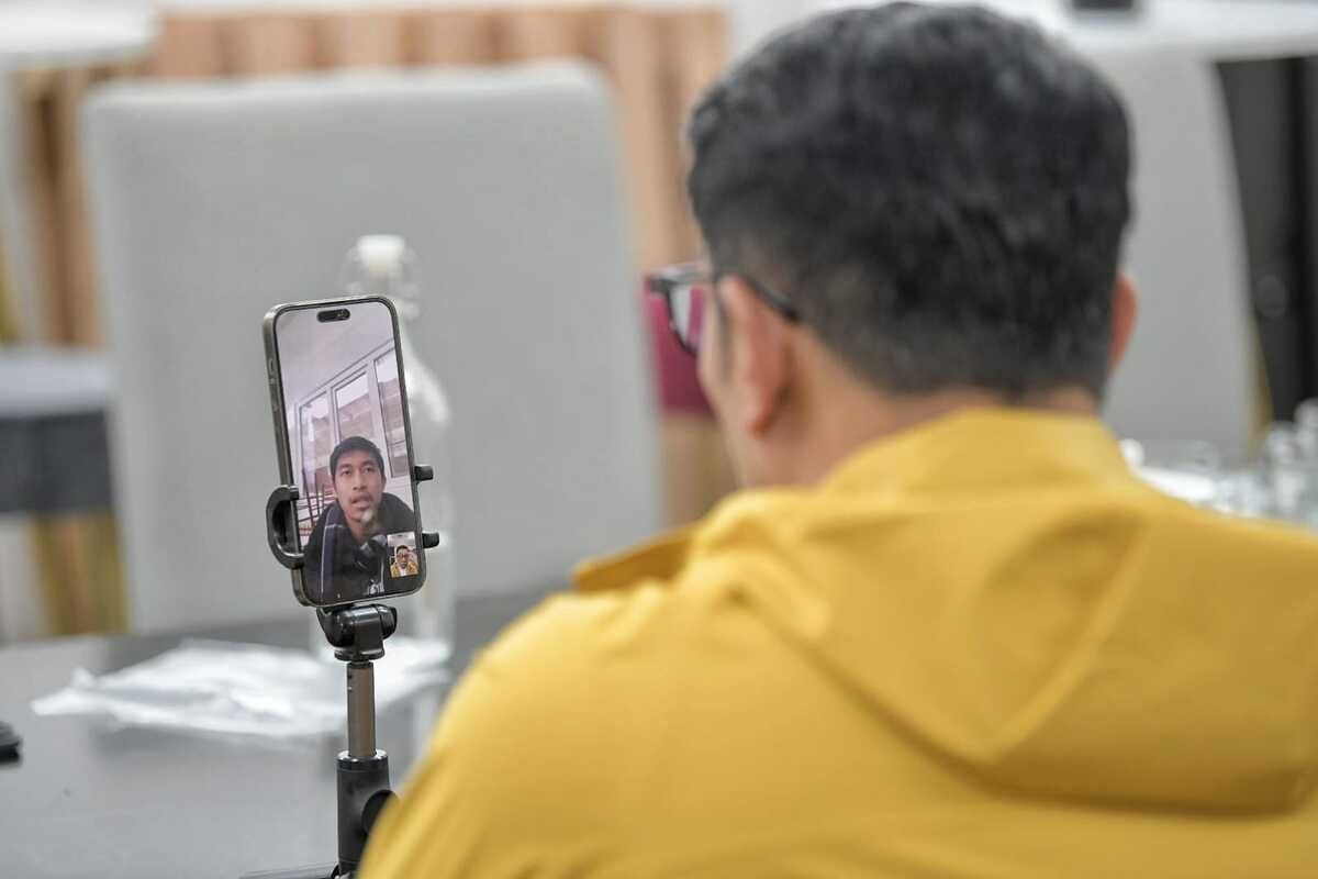 Gubernur Jabar Ridwan Kamil saat memantau kondisi warga Jabar yang terdampak bencana gempa bumi Turki via panggilan video di Jakarta, Kamis (9/2/2023).