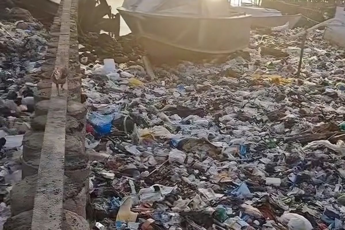 Tangkapan layar tumpukan sampah di Dusun Mandar, Desa Sapeken, Kecamatan Sapeken, Kabupaten Sumenep, Jawa Timur. 