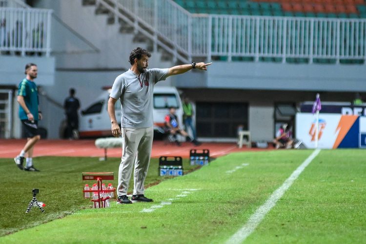 Leonardo Medina pelatih Persis Solo saat memberikan instruksi anak -anak asuhnya dalam pertandingan melawan Persib Bandung, Selasa (4/4/2023) di Stadion Pakansari, Cibinong, Kabupaten Bogor dalam laga pekan ke-32 Liga 1 2022-2023.