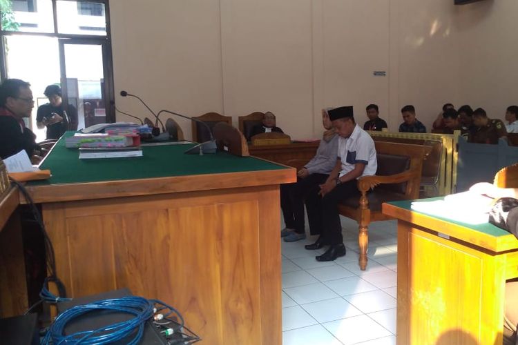 Terdakwa Priyanto dan Anik Yuni Artikasari alias Tika mendengarkan tuntutan dalam sidang di PN Banjarnegara, Jawa Tengah, Senin (24/6/2019).