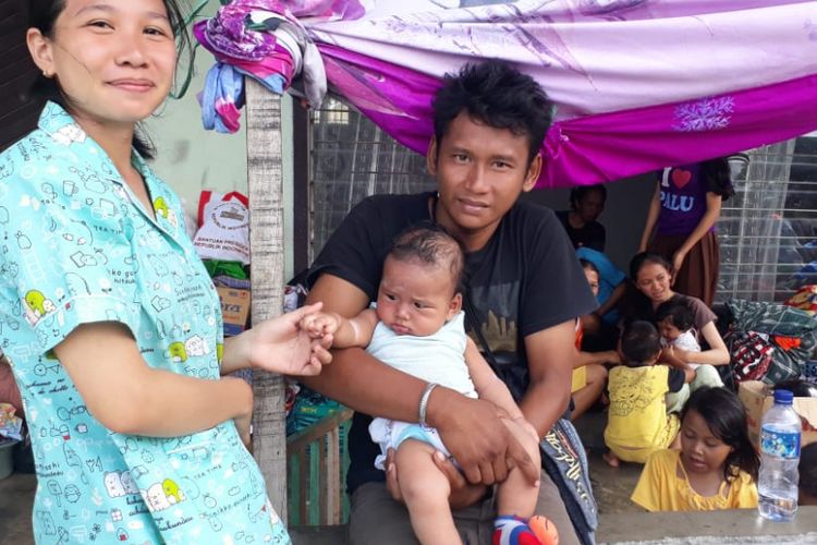 Bayi Alya bersama ibunya, Ainun Rizki, di penampungan pengungsi di Kelurahan Balaroa, Palu Barat.

Bayi Nabhan Pradipta bersama orangtuanya di Kelurahan Balaroa, Palu Barat. Mereka mengungsi setelah tempat tinggal mereka diguncang gempa.

Anak-anak di tenda pengungsian di Kelurahan Balaroa, Palu Barat tetap ceria walau hidup serba terbatas.