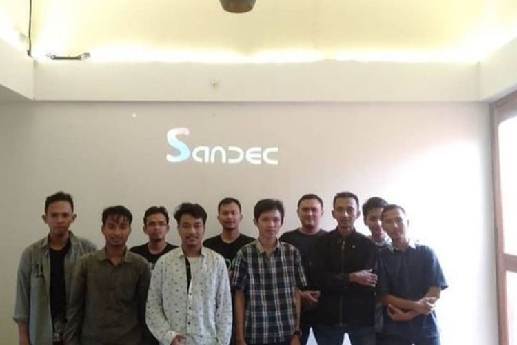 Anak-anak muda Semarang bergabung di Komunitas Sandec untuk belajar bersama mengenai sistem android. (Dok. Sandec)