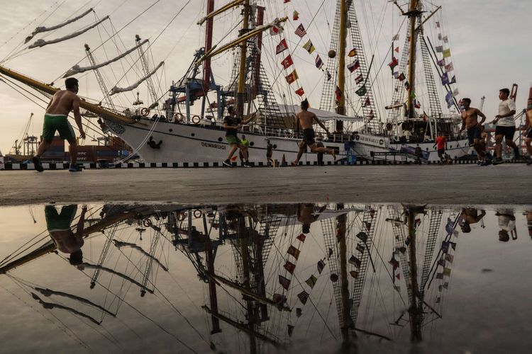 Personil KRI Dewaruci bermain bola saat kapal sandar di Kolinlamil, Tanjung Priok, Jakarta, Rabu (21/1/2021). KRI Dewaruci adalah kapal pelatihan bagi taruna/kadet Akademi Angkatan Laut, TNI Angkatan Laut. Sejak tahun 1953 memperkuat jajaran TNI AL dan telah berlayar keliling dunia.