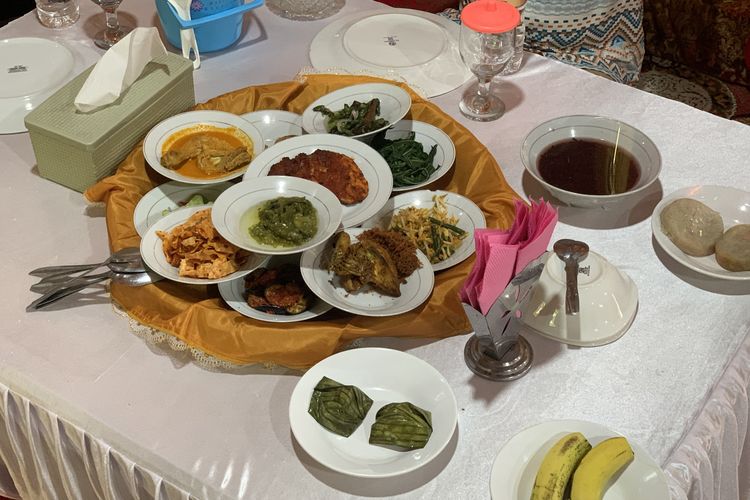 Aneka lauk pauk untuk makan bajamba, tradisi makan khas Minangkabau di Rumah Makan Sawah Laman Pincuran 7, dalam rangkaian Familiarization Trip Kementerian Pariwisata RI bersama Travel Agent Malaysia ke Sumatera Barat, Selasa (28/10/2025).