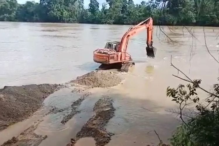 Batu dan pasir di Sungai Pawan, Desa Petai Patah, Kecamatan Sandai, Kabupaten Ketapang, Kalimantan Barat (Kalbar) diduga dikeruk secara ilegal. Bahkan, dari foto yang beredar, pengerukan dilakukan menggunakan alat berat. 