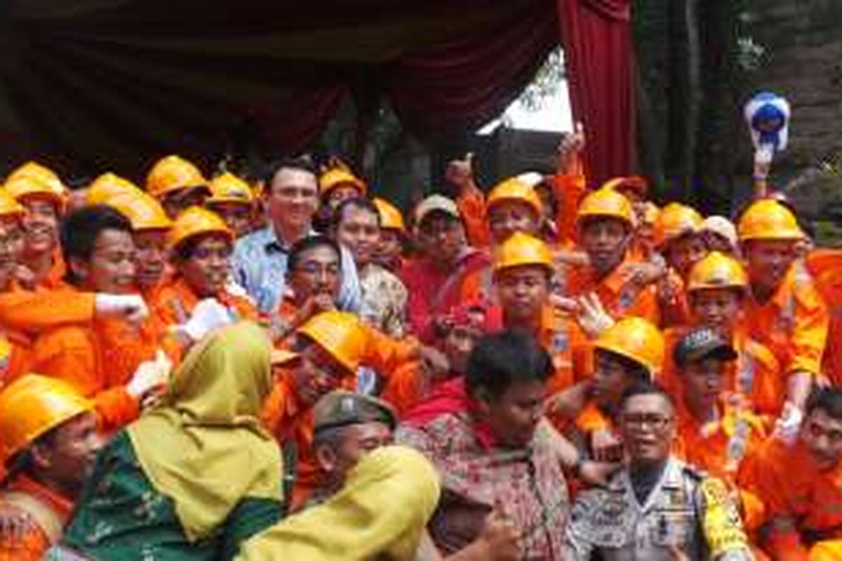 Gubernur DKI Jakarta Basuki Tjahaja Purnama bersama pasukan oranye atau petugas penanganan prasarana dan sarana umum (PPSU), di RPTRA Semper Barat, Jakarta Utara, Sabtu (22/10/2016).