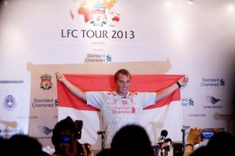 Manajer klub Liverpool Brendan Rodgers mengangkat bendera Indonesia seusai memberikan keterangan pers di Hotel Mulia, Senayan, Jakarta, Kamis (18/7/2013). Liverpool akan bertanding melawan Timnas Indonesia di Stadion Utama Gelora Bung Karno, pada Sabtu 20 Juli.