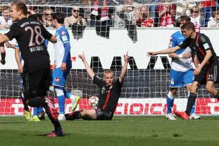 Gelandang Bayern Muenchen Sebastian Rode (tengah) melakukan selebrasi setelah mencetak gol ke gawang Hoffenheim pada laga Bundesliga di Sinsheim, Sabtu (18/4/2015).