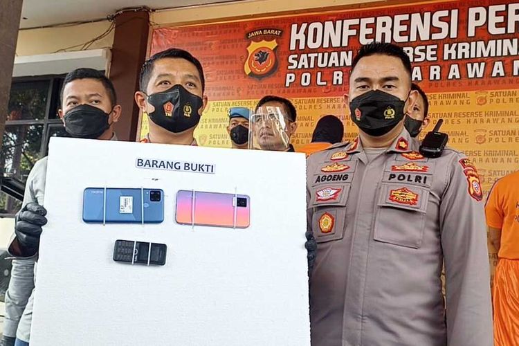 Kapolres Karawang AKBP Aldi Subartono (tengah) menu jukkan barang bukti kasus begal, Jumat (13/5/2022).