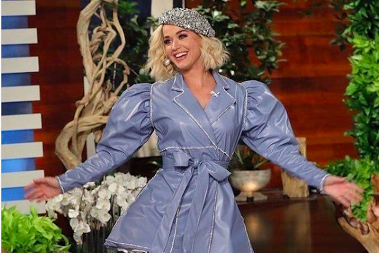 Penyanyi asal AS Katy Perry mengenakan baret gemerlap karya desainer Indonesia Rinaldy Yunardi ketika tampil di acara The Ellen Show.
