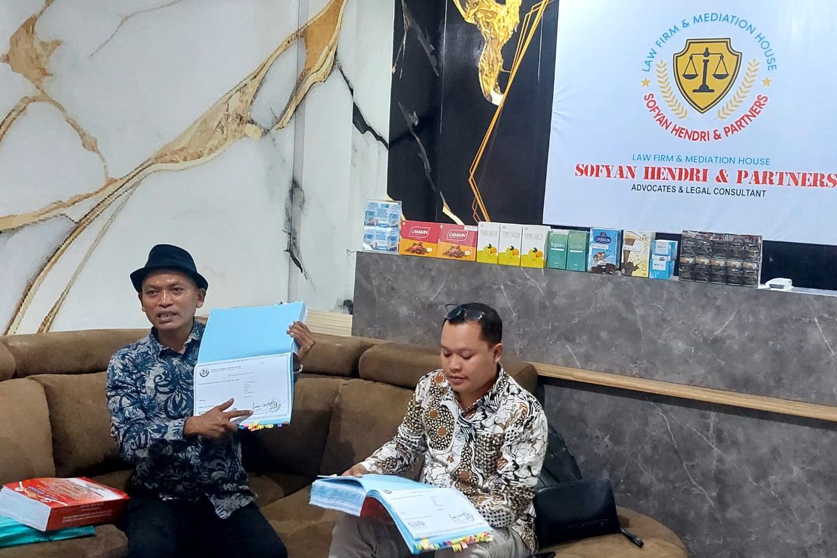 Kuasa hukum BLN, Muhammad Sofyan, didampingi rekannya, Hendri Adi Wibowo