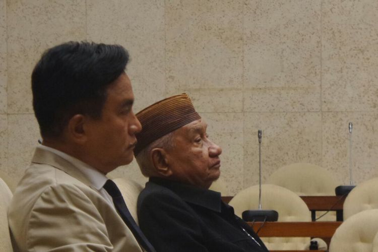 Pakar Hukum Tata Negara Yusril Ihza Mahendra dan Zain Badjeber saat menghadiri rapat pansus hak angket KPK di Kompleks Parlemen, Senayan, Jakarta, Senin (10/7/2017).