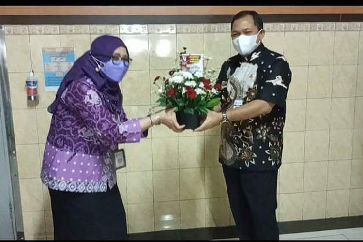 Bupati Semarang Ngesti Nugraha menyerahan buket bunga untuk menyemangati tenaga kesehatan.