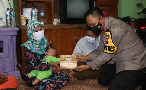 President Jokowi Gives Cash to Indonesian Terror Suspect’s Wife Who Faces Financial Hardship 