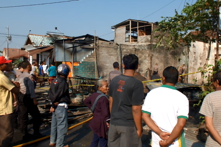 Warga Menyaksikan Lokasi Kebakaran di Komplek Pasar Semin, Semin, Gunungkidul