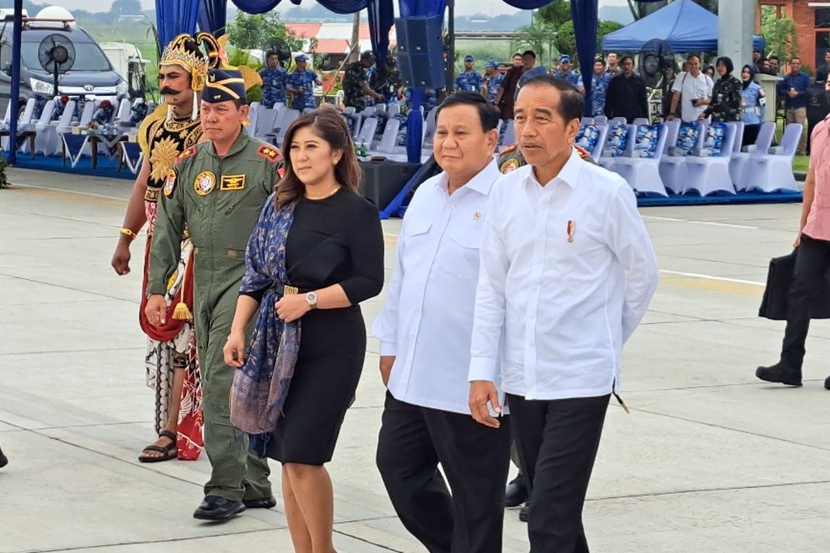 Presiden Joko Widodo, Menteri Pertahanan Prabowo Subianto, dan Ketua Komisi I DPR Meutya Hafid saat menghadiri peresmian pesawat C-130 J Super Hercules di Pangkalan TNI Angkatan Udara Halim Perdanakusuma, Jakarta, Rabu (8/3/2023).
