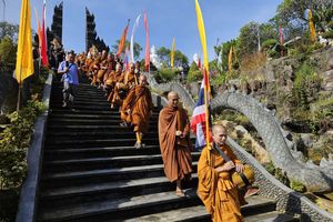 50 Biksu Thudong Jalani Ibadah Jalan Kaki 666 Km ke Borobudur 