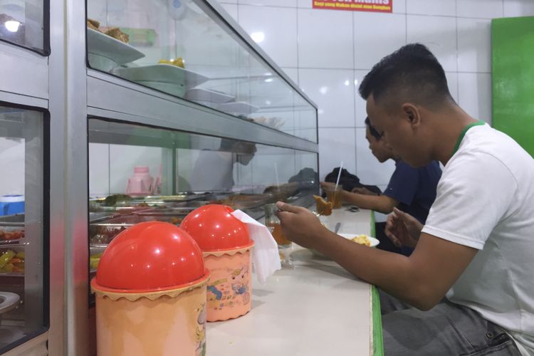 Pengunjung sedang menikmati makan di salahsatu warteg di daerah Jakarta Barat, Rabu (07/11/2018).